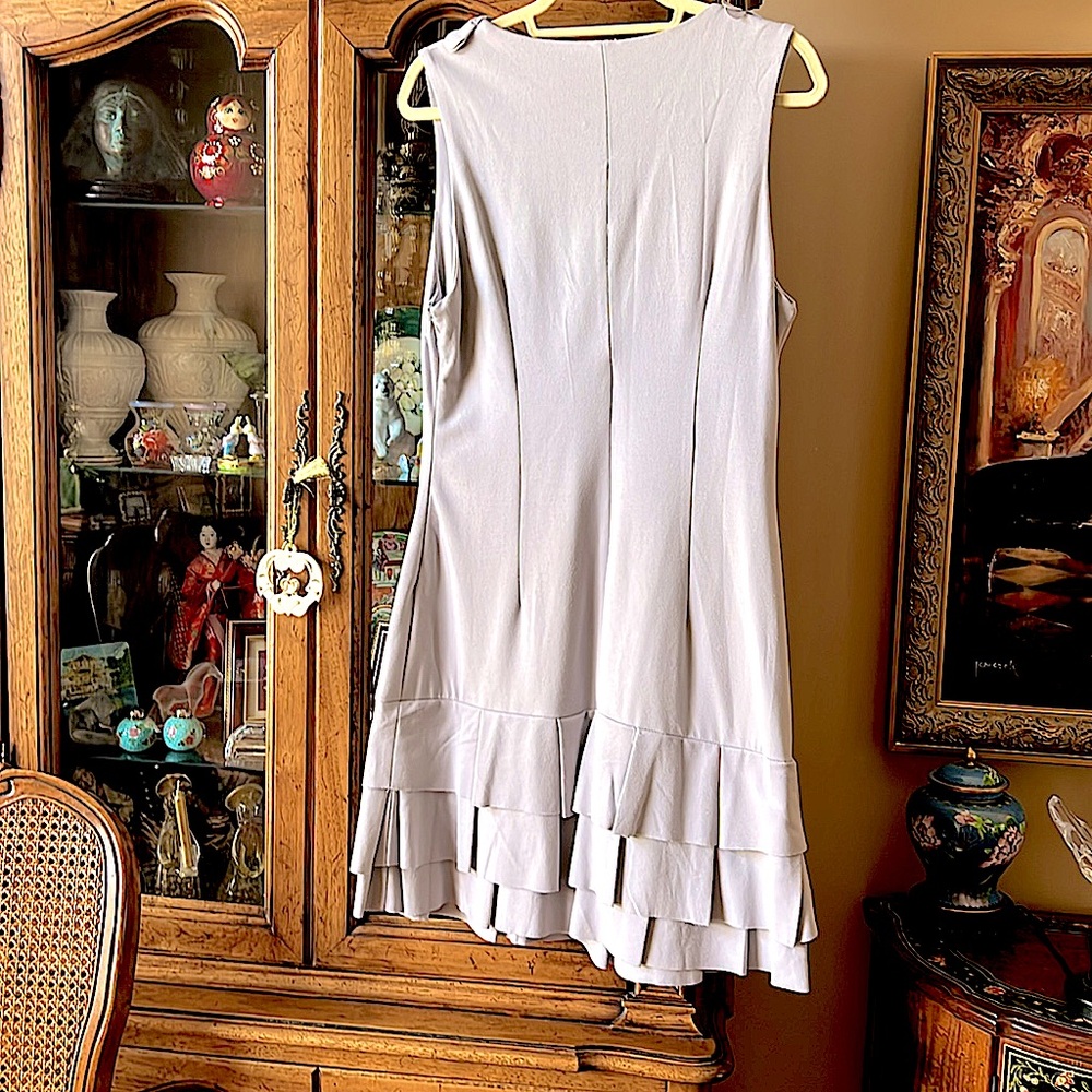 🔥NWOT EuropeanStyleItalyStunning DressTimelessDesignFigureFlatteringSoftGreyM/L - Picture 7 of 13